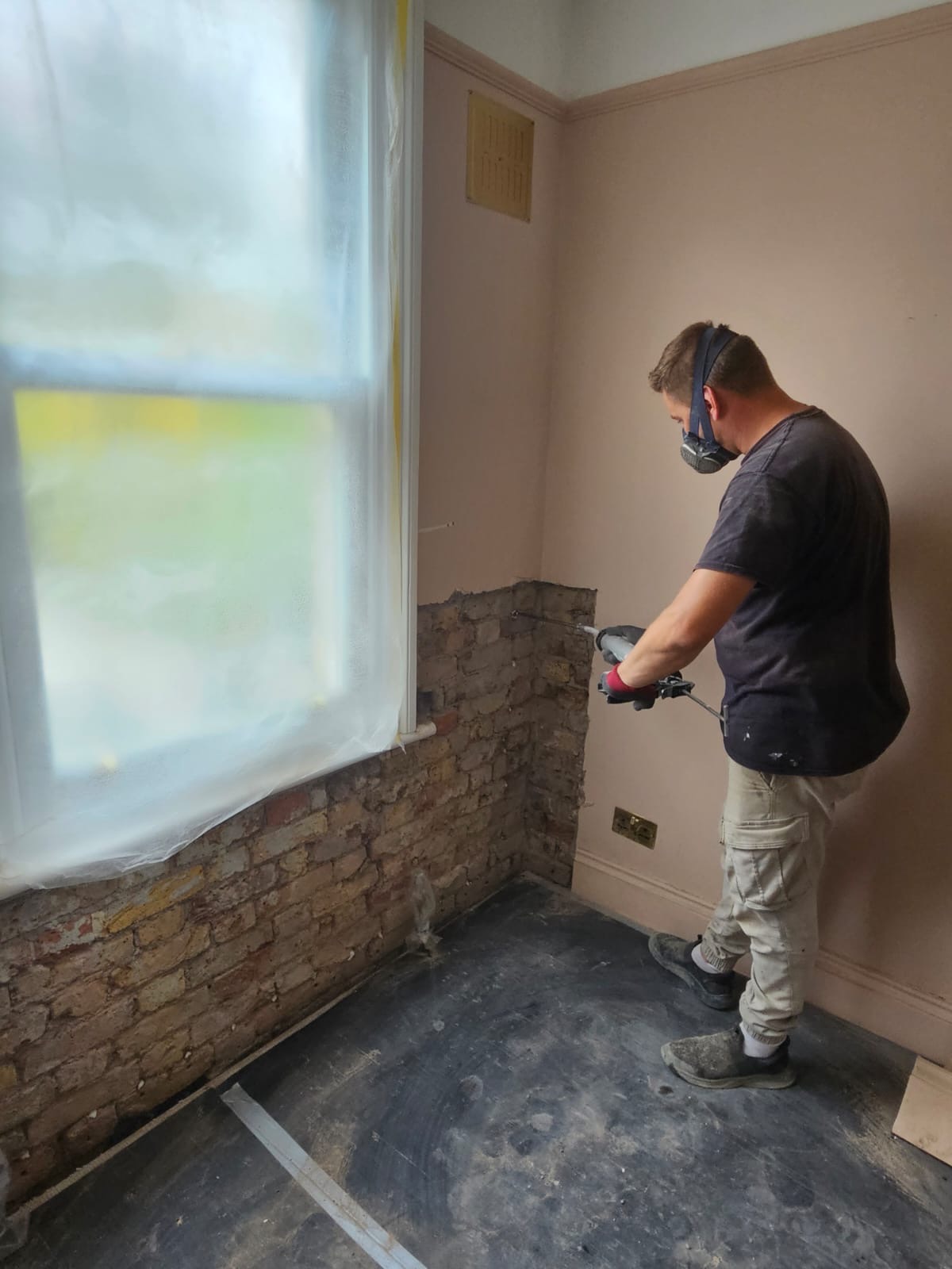 Injecting the damp-proof barrier